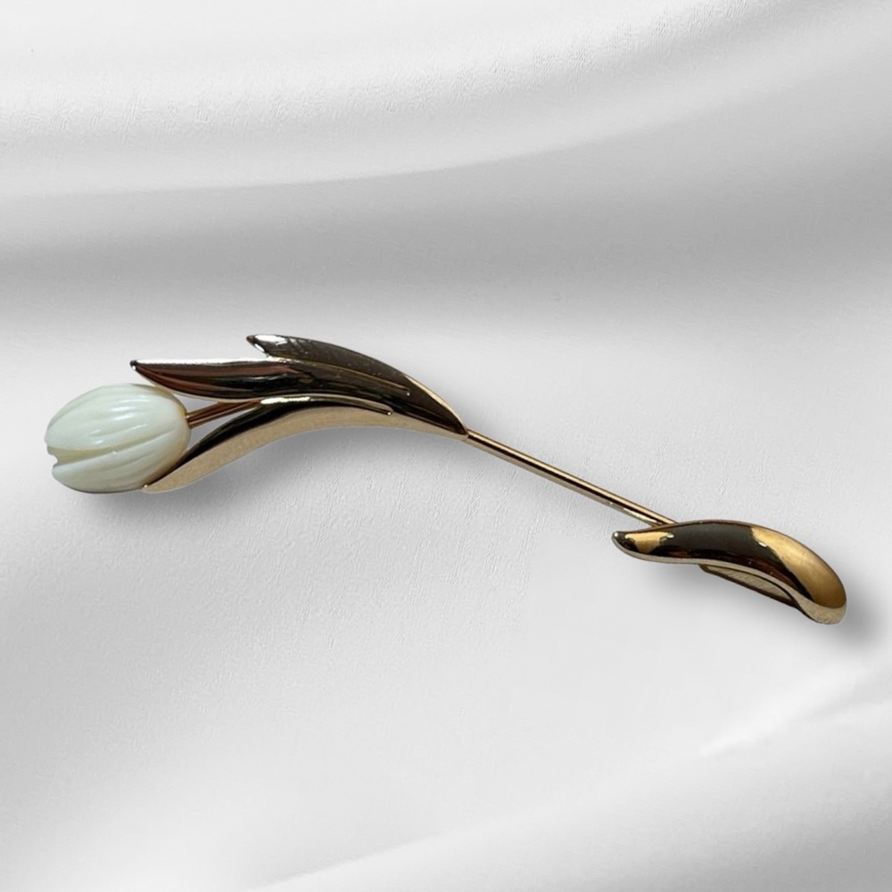 Vintage Avon Graceful Tulip Pin